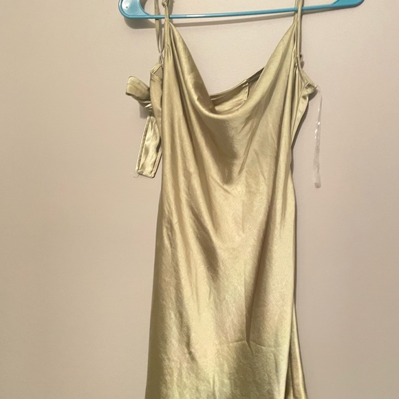 Green silky dress - Picture 7 of 7